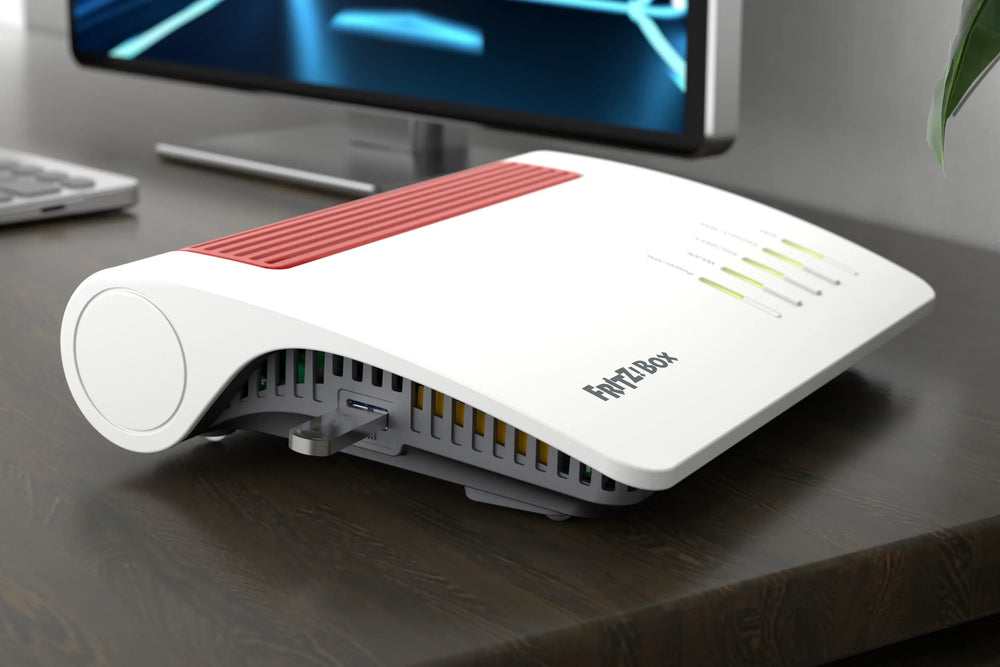 Moderne FRITZ!Box auf Schreibtisch, Internet-Router mit roten Akzenten und mehreren LED-Anzeigen.