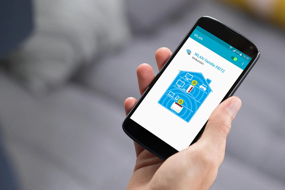 Hand hält ein Smartphone mit WLAN-App von FRITZ! zur Netzwerkverwaltung.