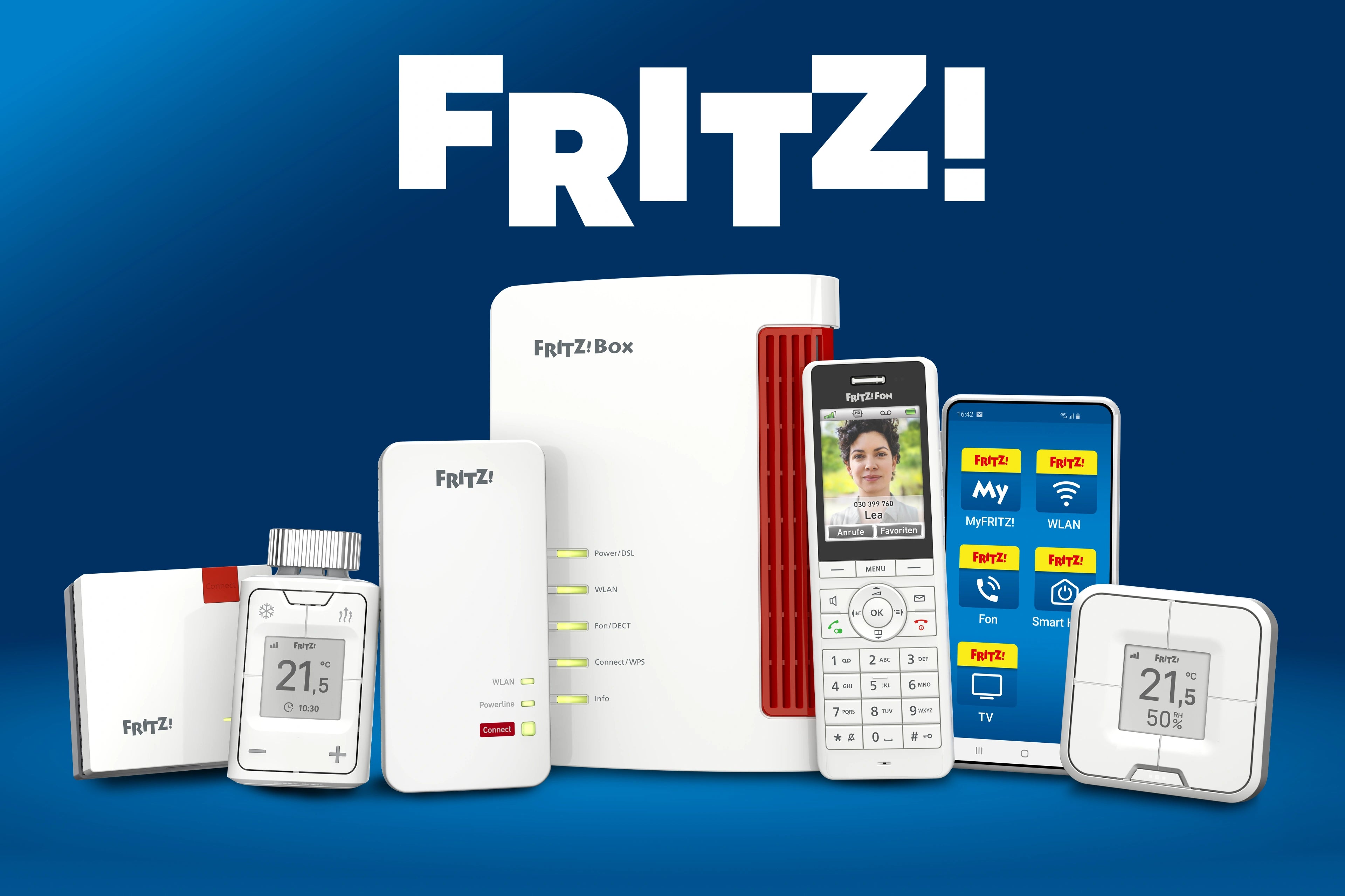 Fritz! Produktlinie mit Fritz!Box, Telefon, Smart Home Geräten auf blauem Hintergrund.