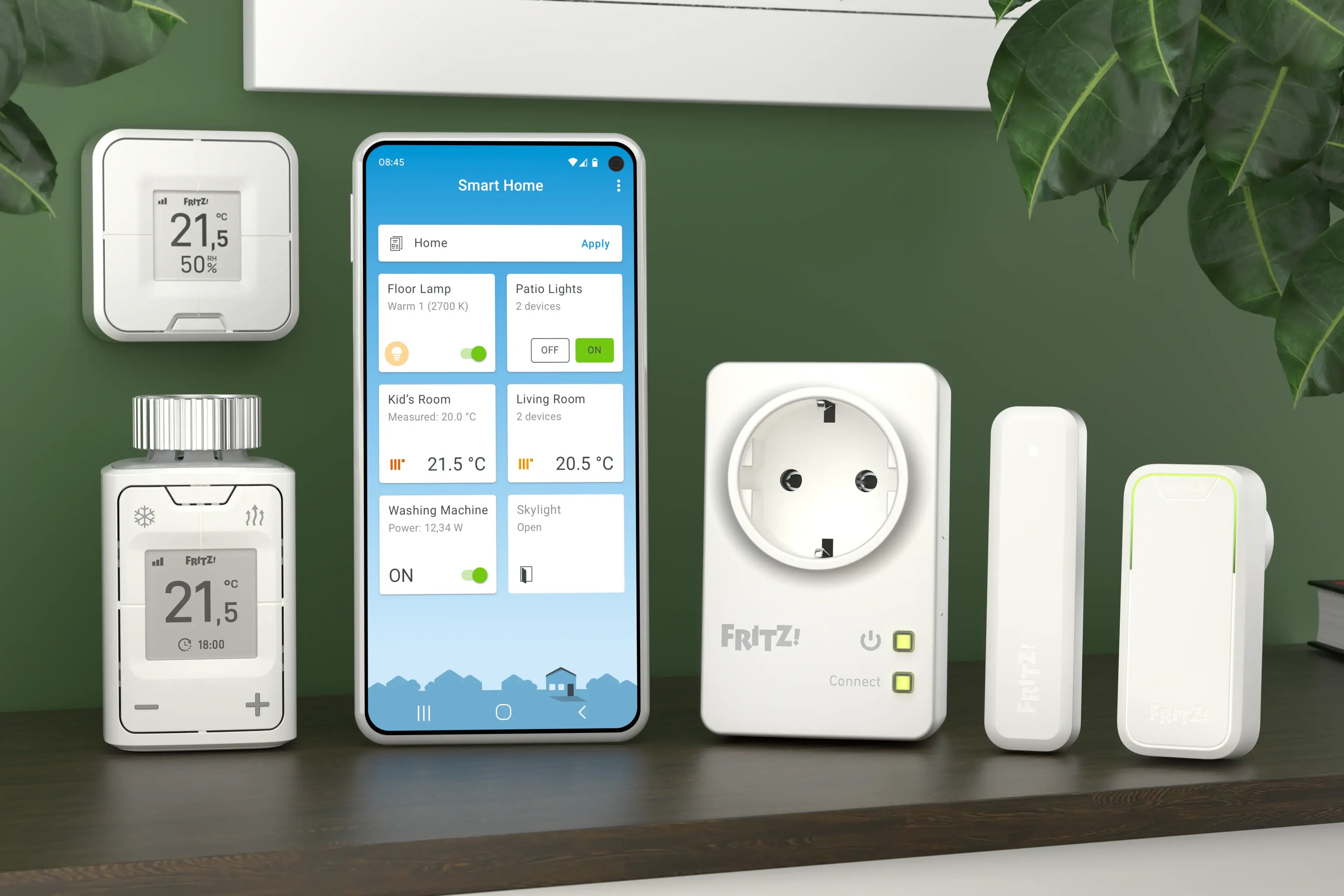 Smart Home Steuerung mit App, Heizthermostaten und WLAN-Steckdose auf einem Tisch.