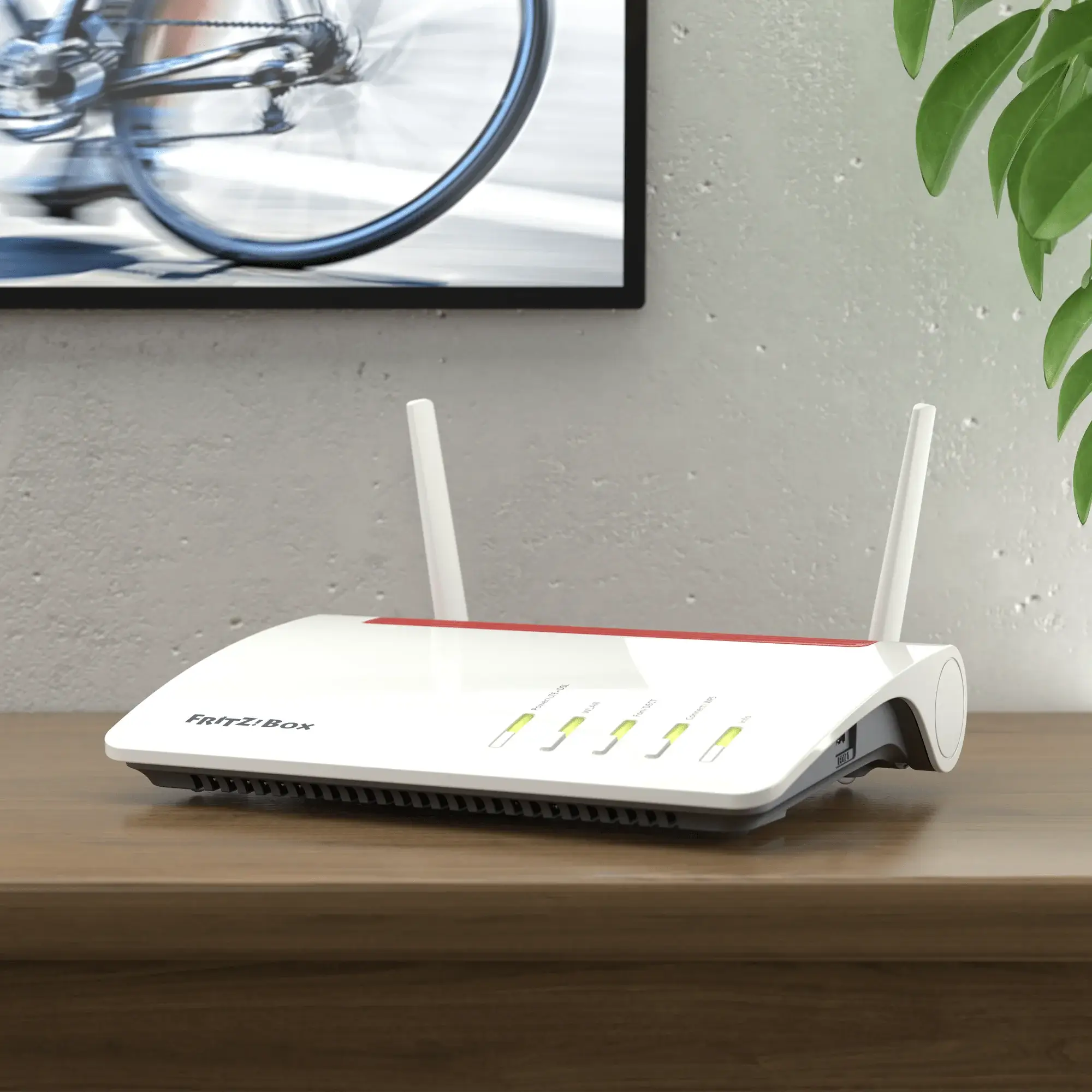 FRITZ!Box 6890 LTE Router auf Tisch mit modernen Hintergrund, bietet schnelles Internet über LTE und DSL.