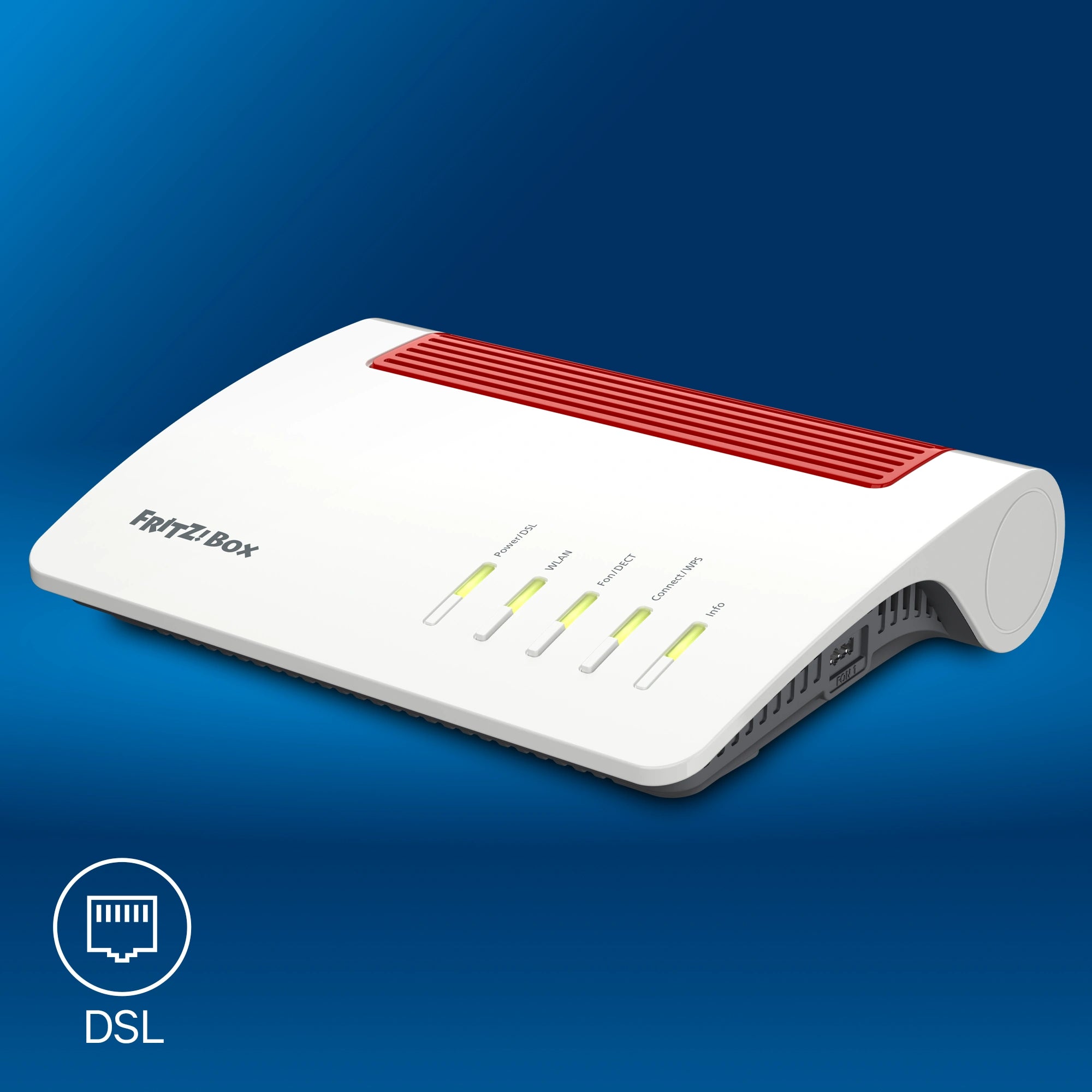 FRITZ!Box 7590 AX auf blauem Hintergrund mit DSL-Anschlussdose