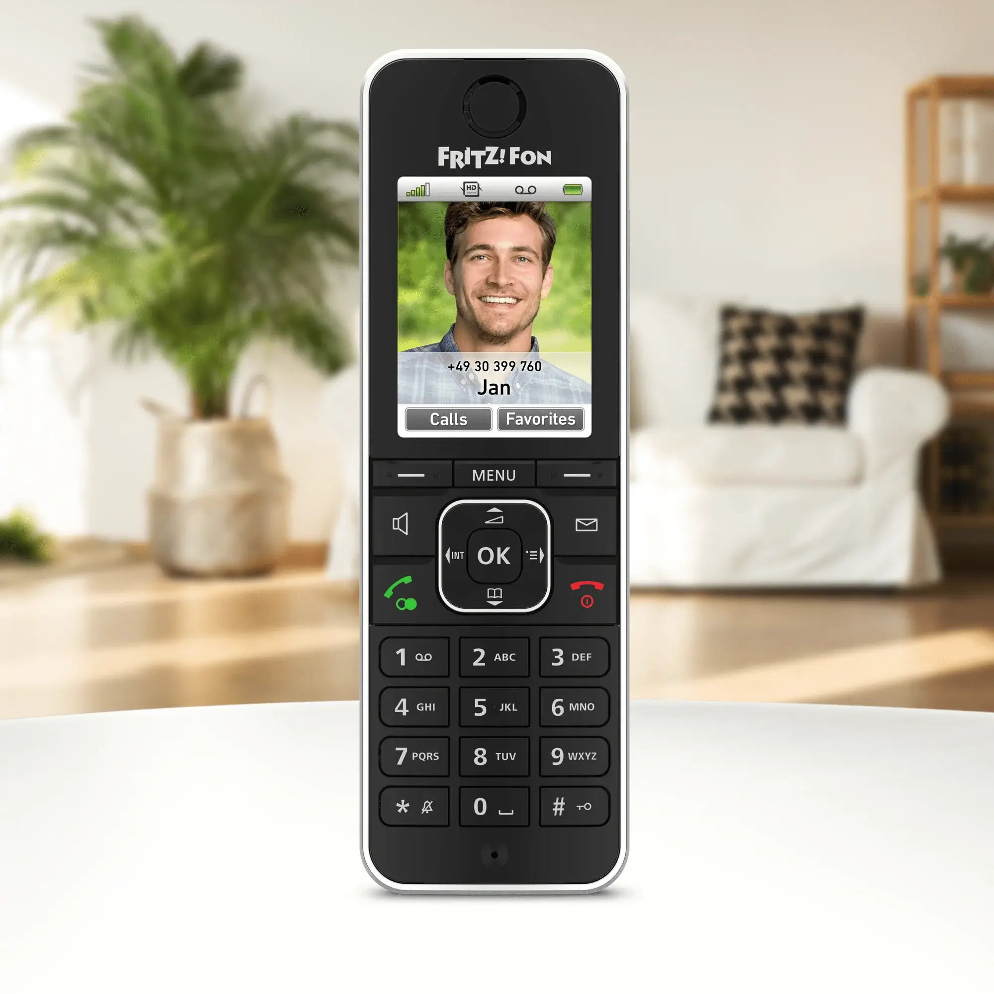 FRITZ!Fon C6 zeigt Anruf- und Favoriteninformationen auf hellem Hintergrund