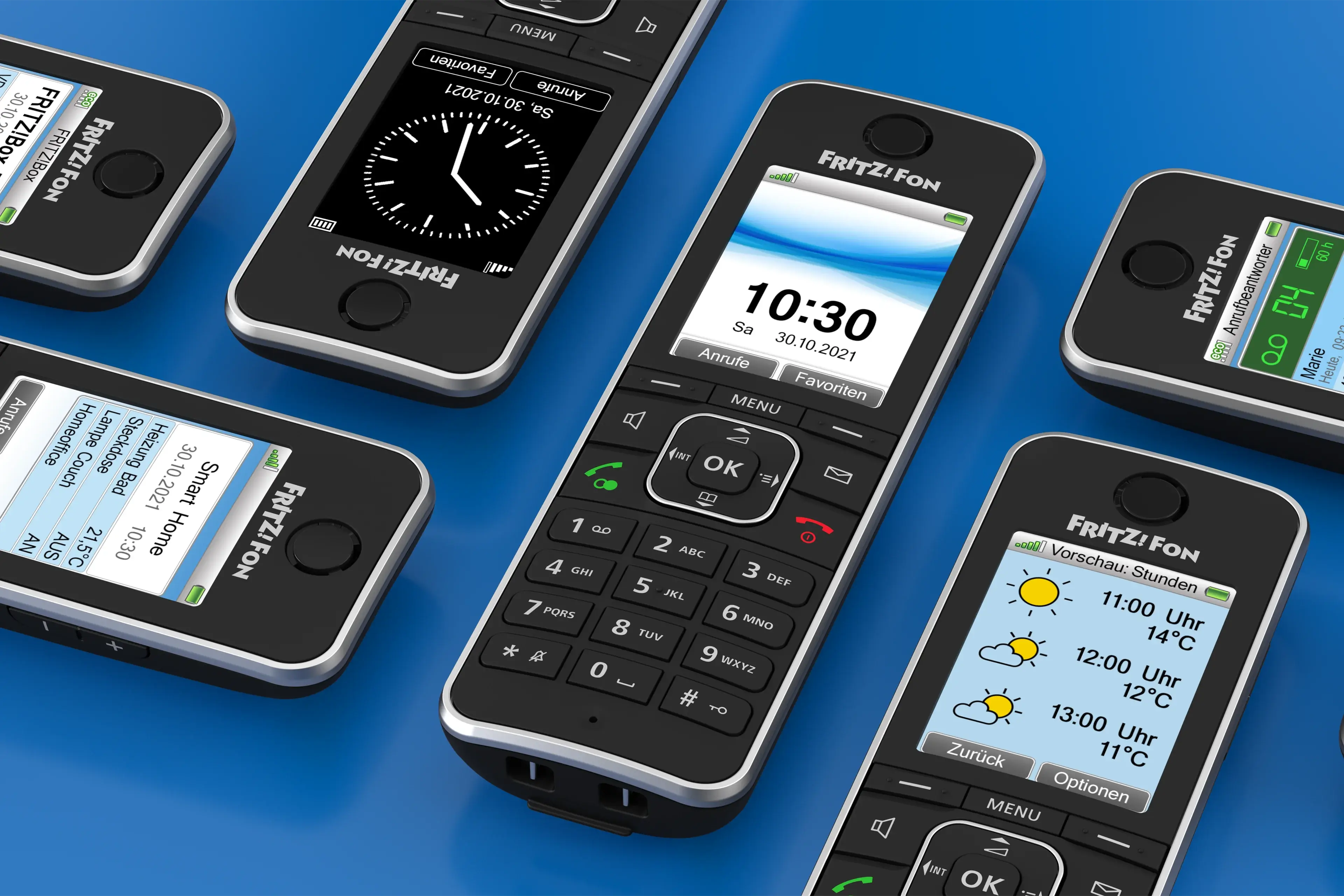 Fritz!Fon Geräte auf einem blauen Hintergrund, Displays zeigen Uhrzeit und Wetterinformationen.