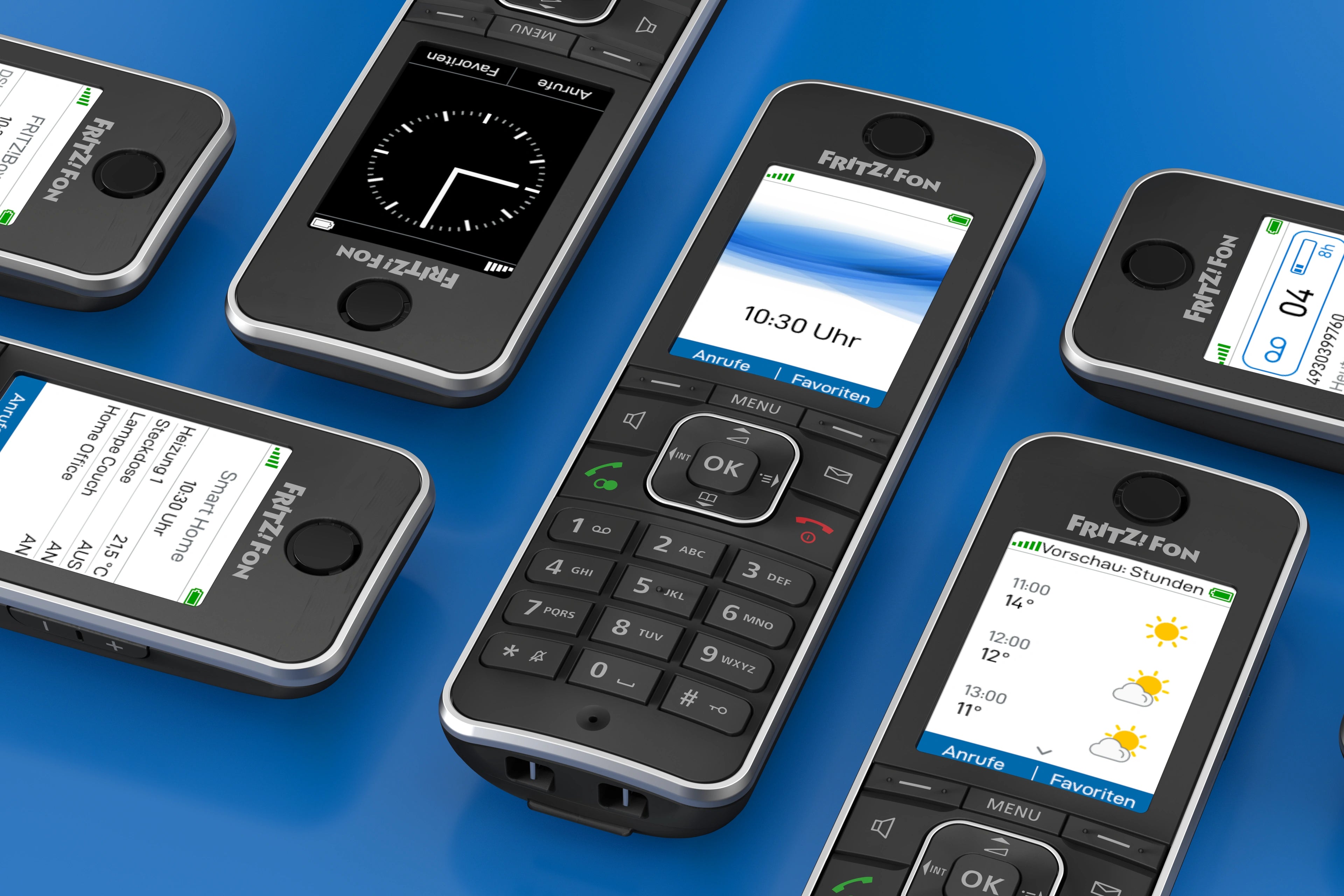 Fritz!Fon Geräte auf einem blauen Hintergrund, Displays zeigen Uhrzeit und Wetterinformationen.