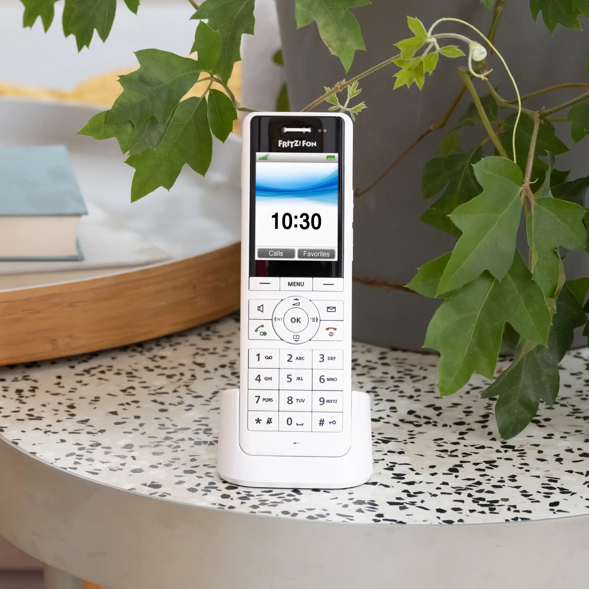 FRITZ!Fon X6 auf einem Tisch, ideal für Telefonie und Smart Home mit bestechender Sprachqualität.