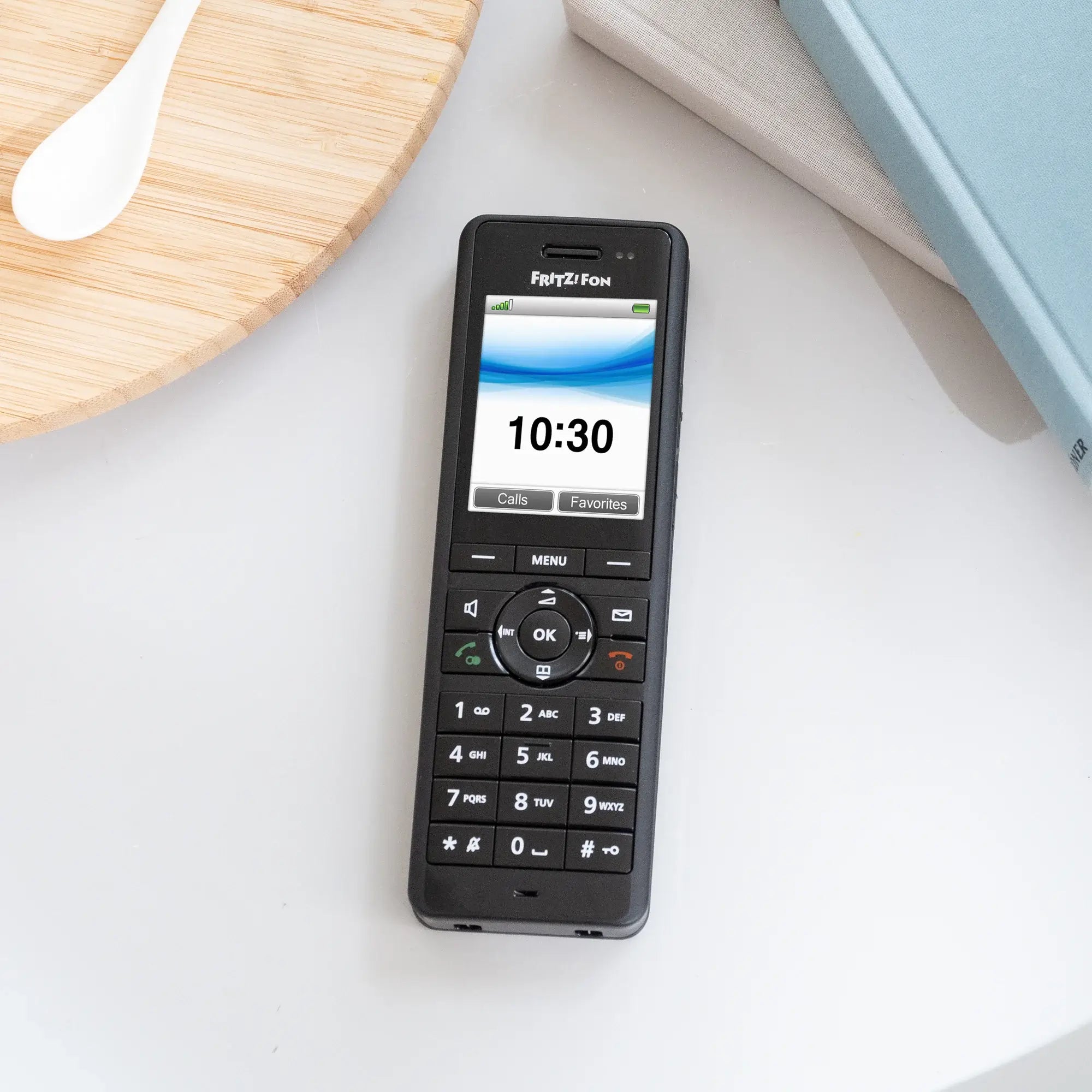 FRITZ!Fon X6 mit Bildschirm und Tasten, ideal für Telefonie und Smart Home, auf einem Tisch.