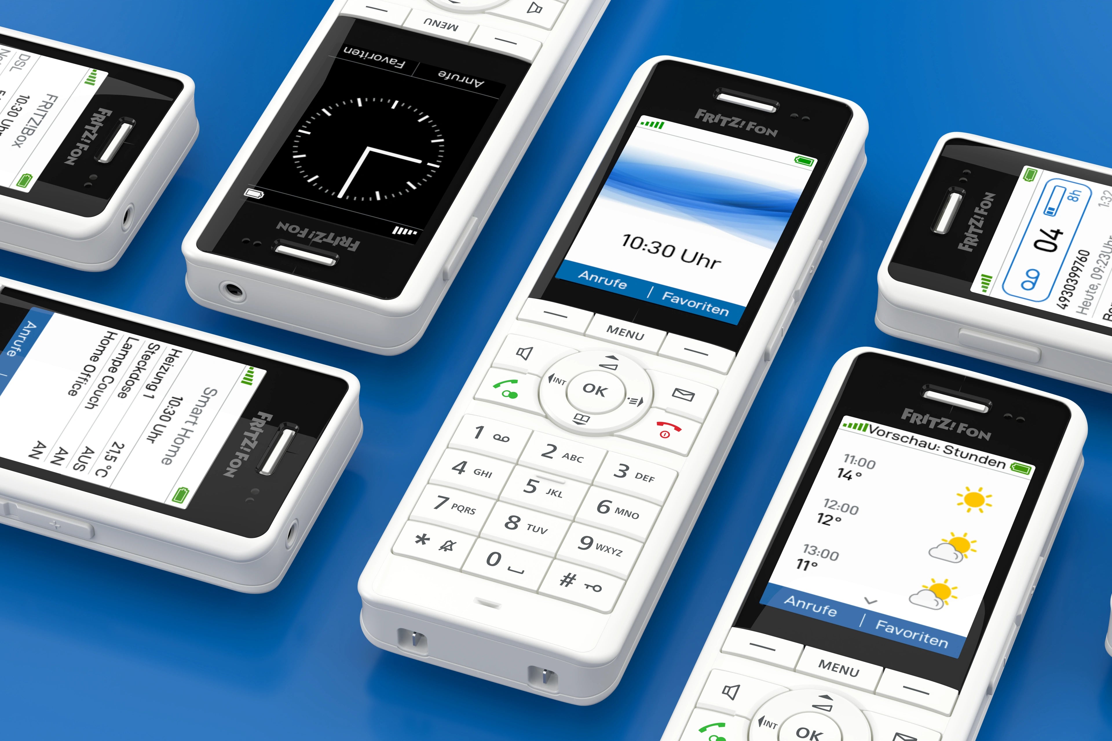 Verschiedene FRITZ!Fon Telefone auf blauer Oberfläche mit Uhr und Wetteranzeige.