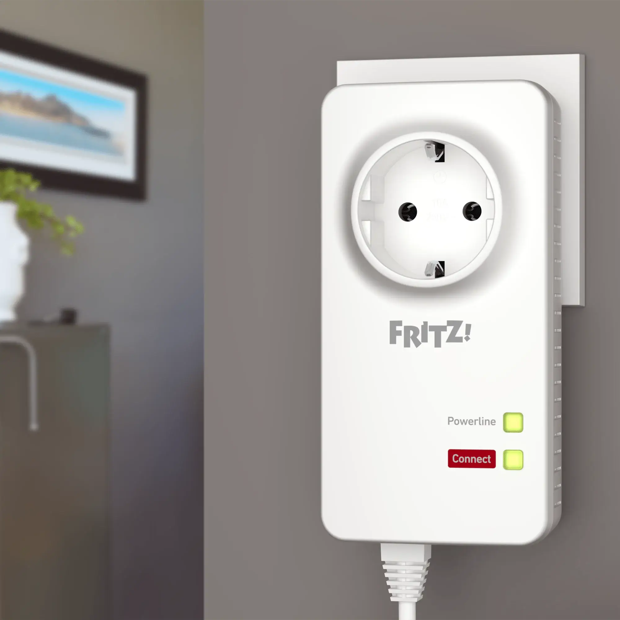 FRITZ!Powerline 1220 Adapter mit Powerline und Connect LEDs, an einer Wandsteckdose installiert.