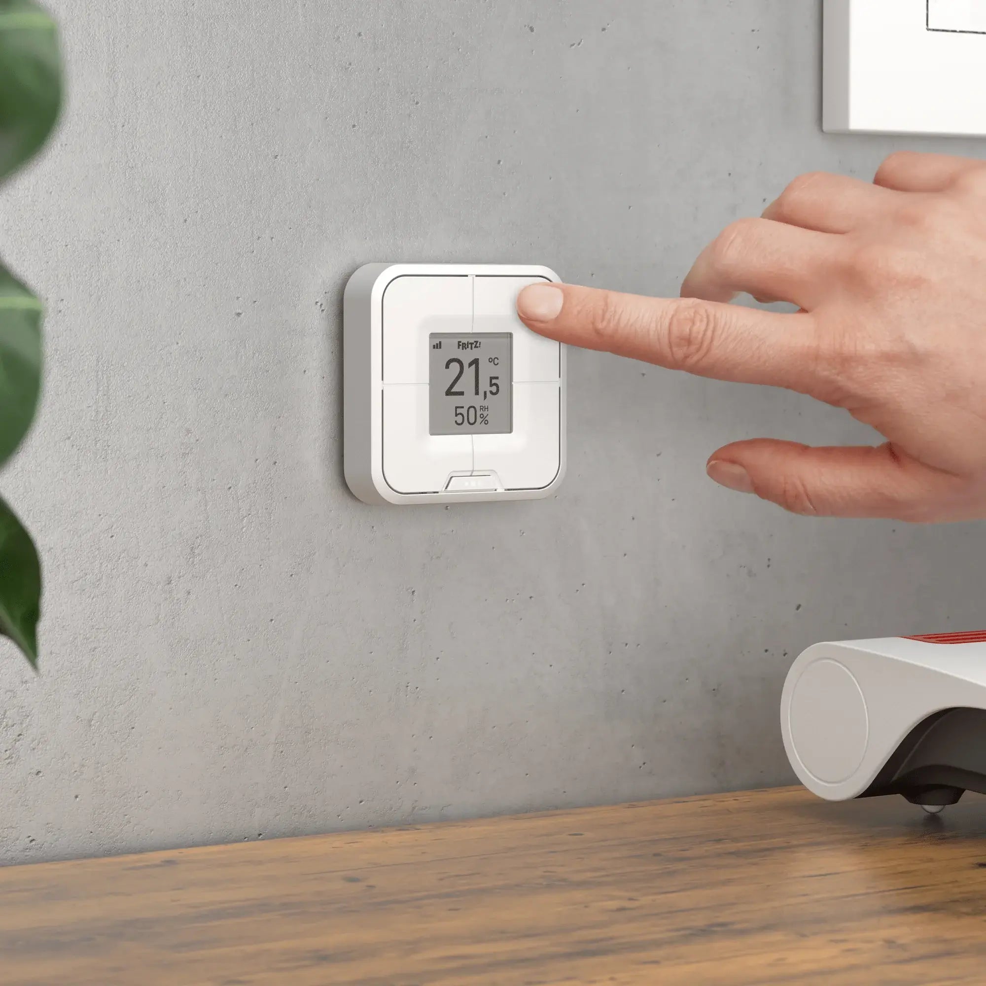 Bedienung des FRITZ!Smart Control 440 für Smart-Home-Geräte auf grauem Hintergrund.