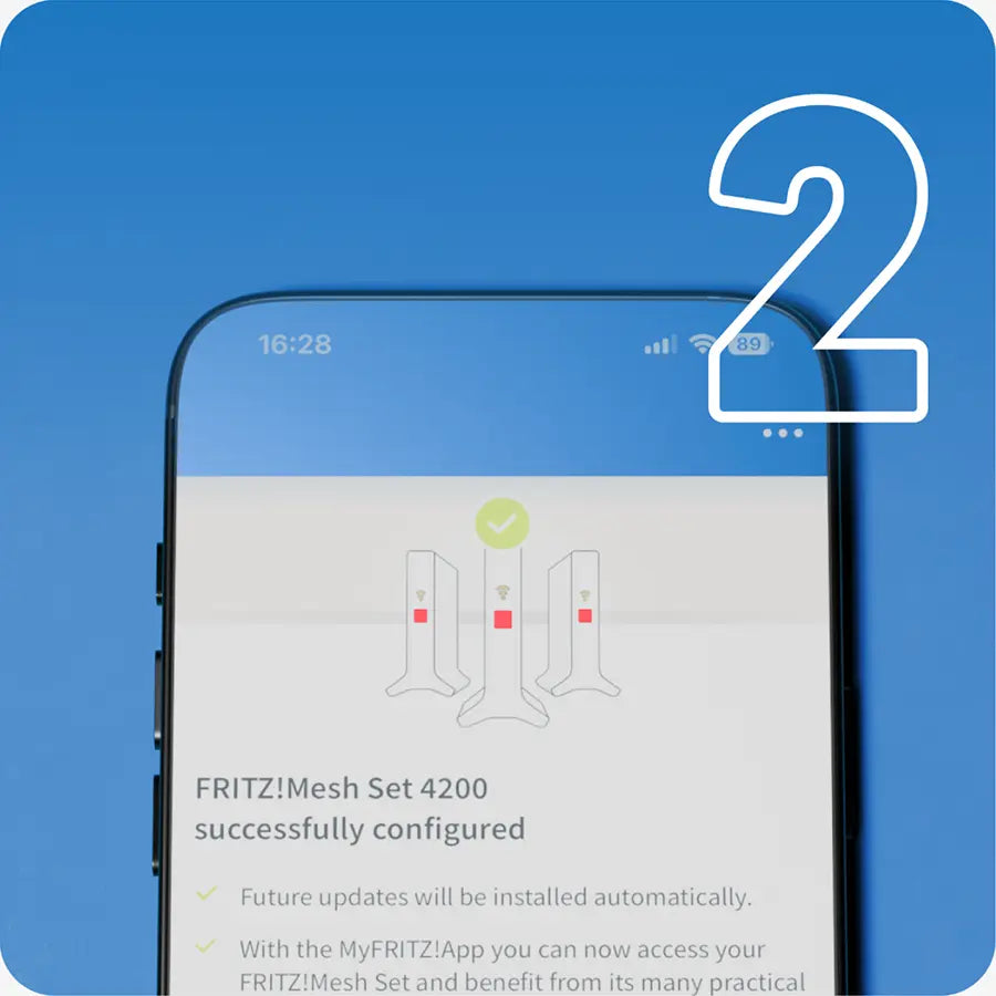 Smartphone zeigt erfolgreiche Konfiguration des FRITZ!Mesh Set 4200 mit automatischen Updates.