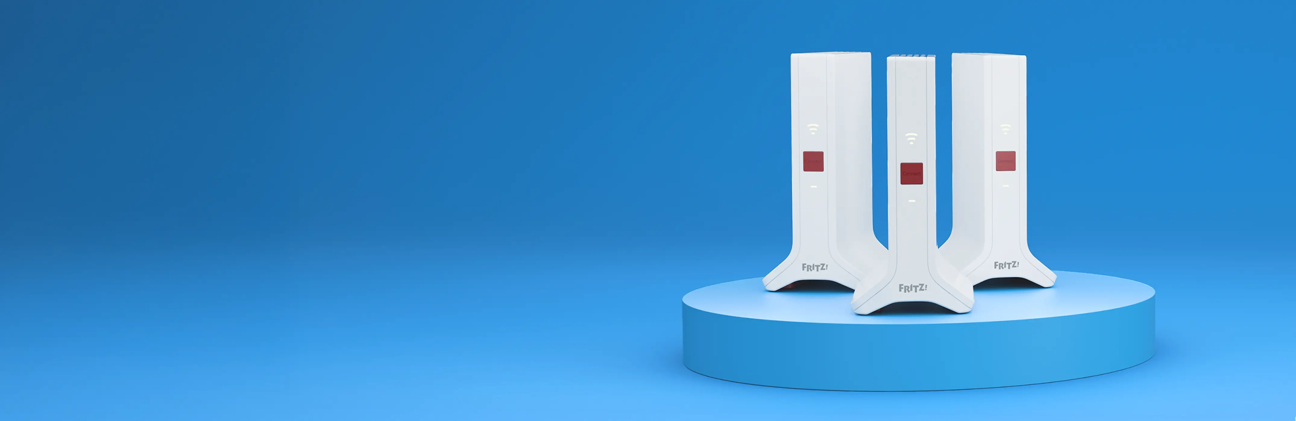 Drei moderne WLAN-Router auf einem blauen Podest, ideal für eine stabile Internetverbindung.