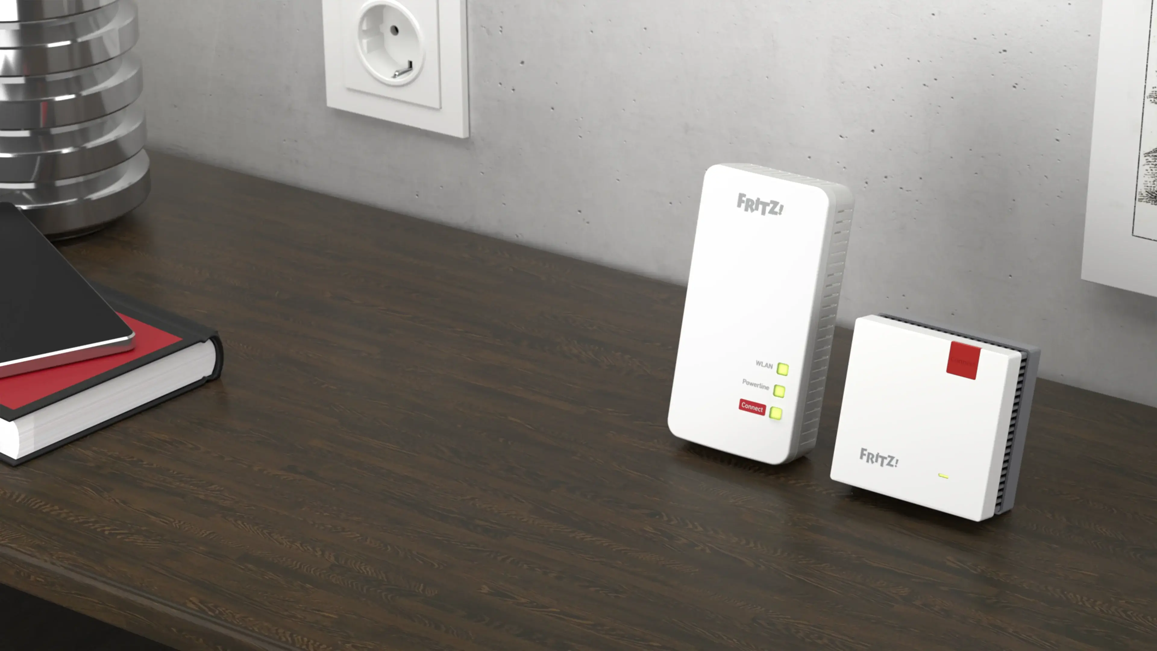 Zwei Fritz! WLAN Geräte auf einem Tisch, ein WLAN Repeater und ein Modem, ideal für zu Hause.