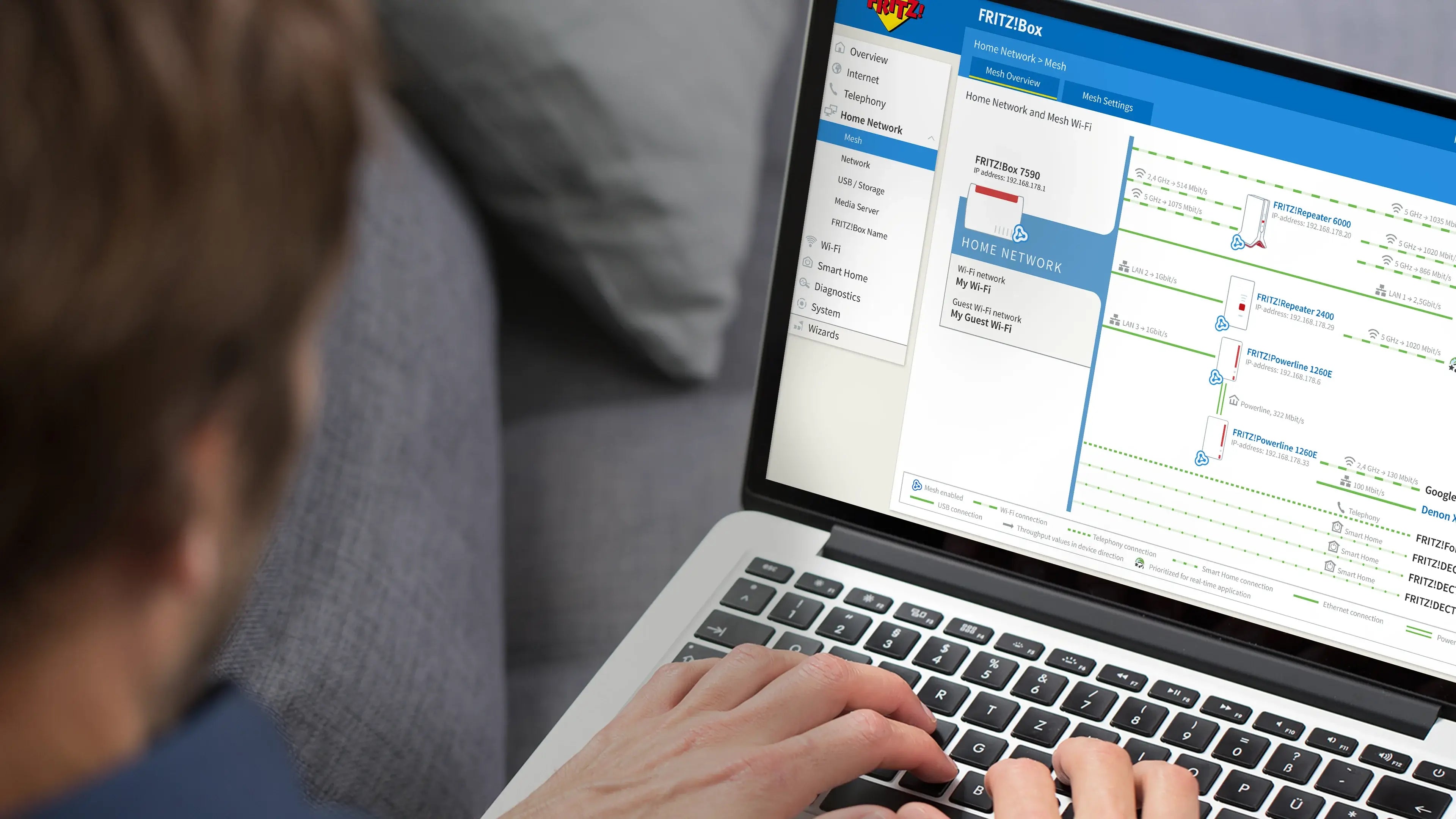 Mann arbeitet an Laptop mit Software zur Datenanalyse, komfortabel auf einem Sofa sitzend.