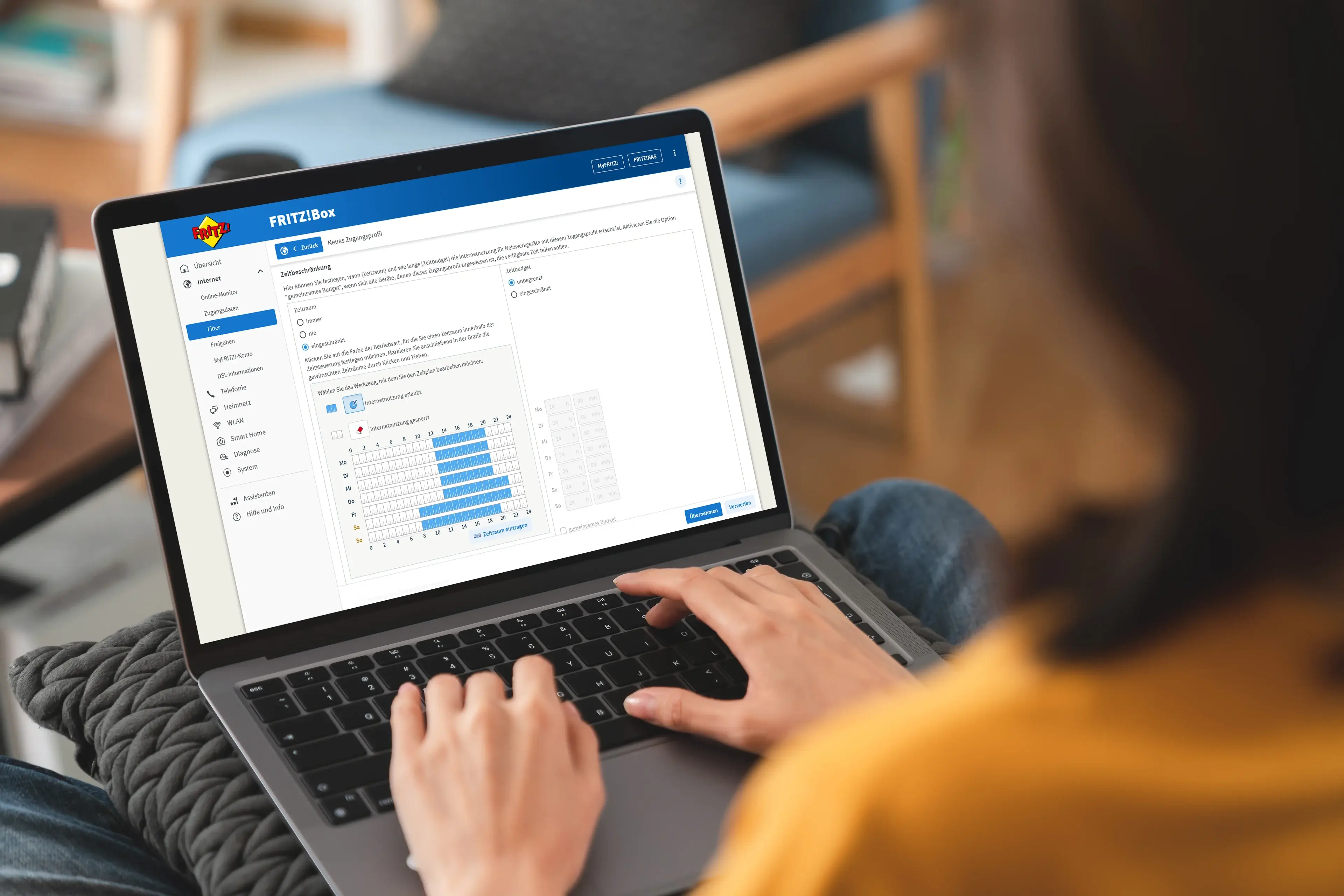 Eine Person arbeitet an einem Laptop mit einer Software-Oberfläche zur Dateneingabe oder Planung.