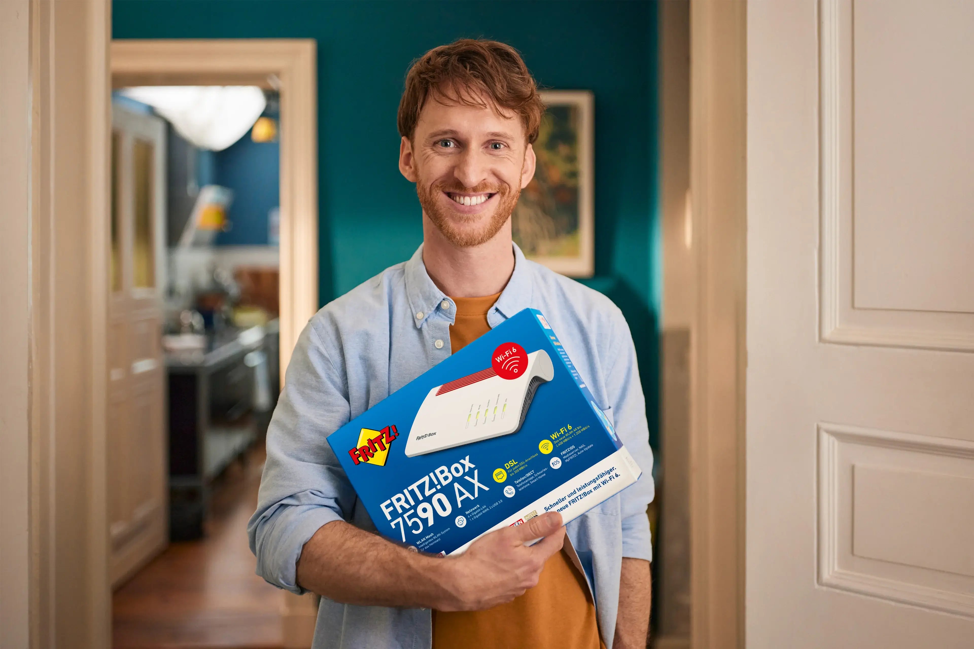 Ein Mann hält die FRITZ!Box 7590 AX in seinem Wohnzimmer, das für modernes WLAN steht.