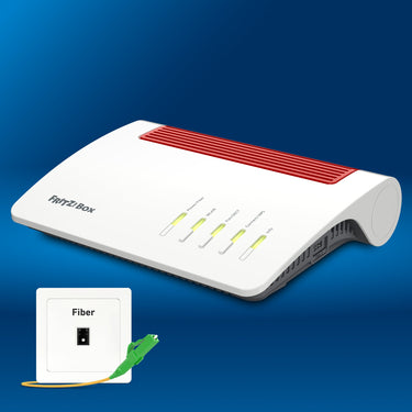 FRITZ!Box 5590 Fiber auf blauem Hintergrund mit Kabel-Anschlussdose