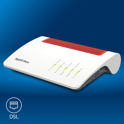 FRITZ!Box 7590 AX auf blauem Hintergrund mit DSL-Anschlussdose