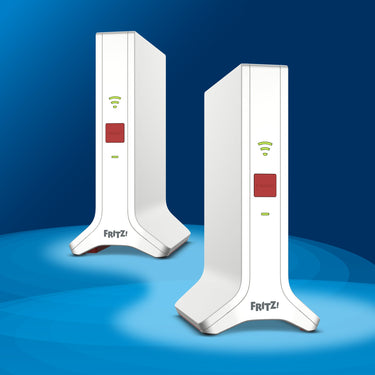 FRITZ!Mesh Set 4200, zwei Mesh Repeater auf blauem Hintergrund