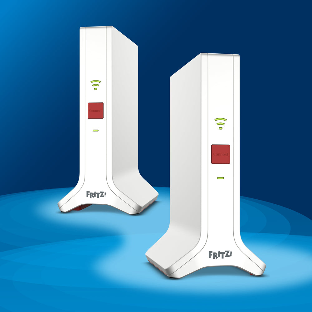 FRITZ!Mesh Set 4200, zwei Mesh Repeater auf blauem Hintergrund