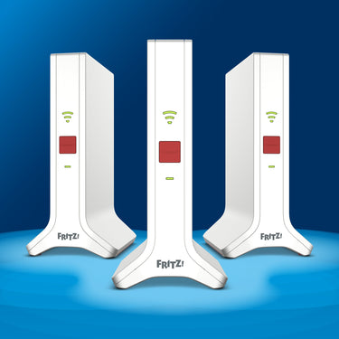 FRITZ!Mesh Set 4200 drei Mesh Repeater auf blauem Hintergrund