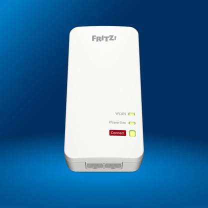 FRITZ!Powerline 1240 AX auf blauem Hintergrund mit WLAN- und Powerline-Anzeige