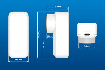 Darstellung des FRITZ!Smart Energy 250 Stromsensors mit Abmessungen auf blauem Hintergrund.