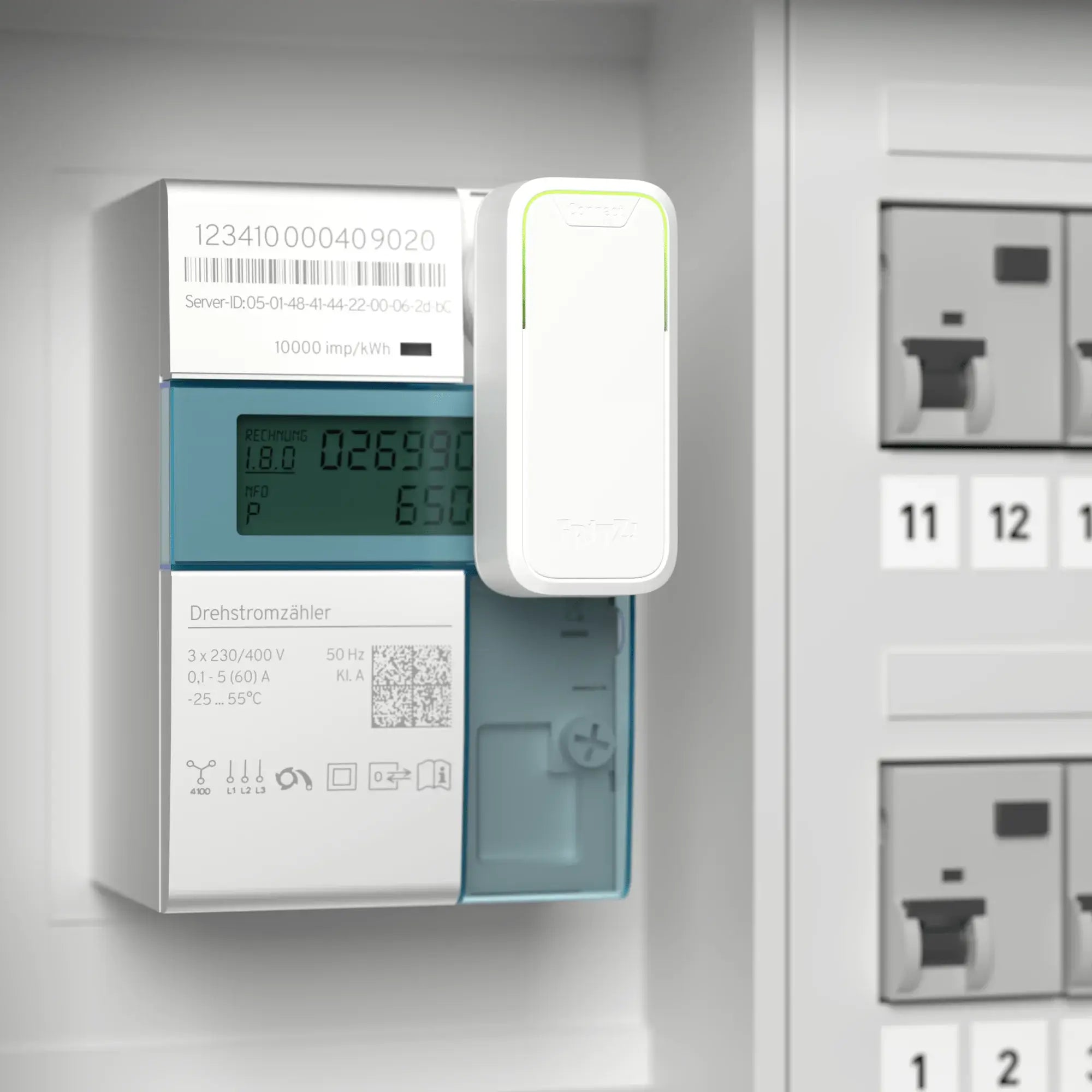FRITZ!Smart Energy 250 Stromsensor montiert am digitalen Stromzähler zur Verbrauchsmessung.