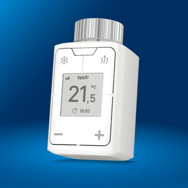 FRITZ!Smart Thermo 302 auf blauem Hintergrund