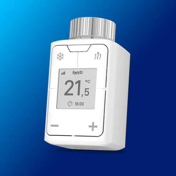FRITZ!Smart Thermo 302 auf blauem Hintergrund
