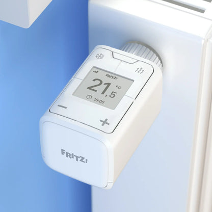 FRITZ!Smart Thermo 302 Heizkörperregler mit Temperaturanzeige an Heizung montiert