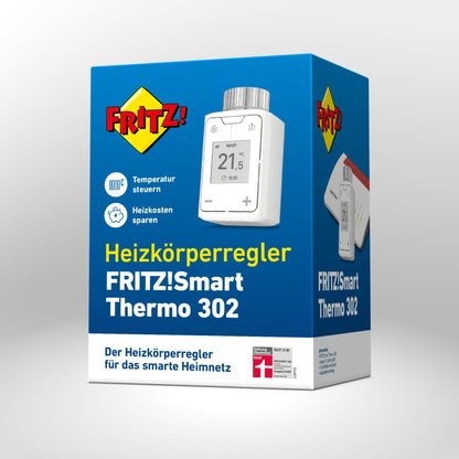 Verpackung von Heizkörperregler FRITZ!Smart Thermo 302 auf grauem Hintergrund.