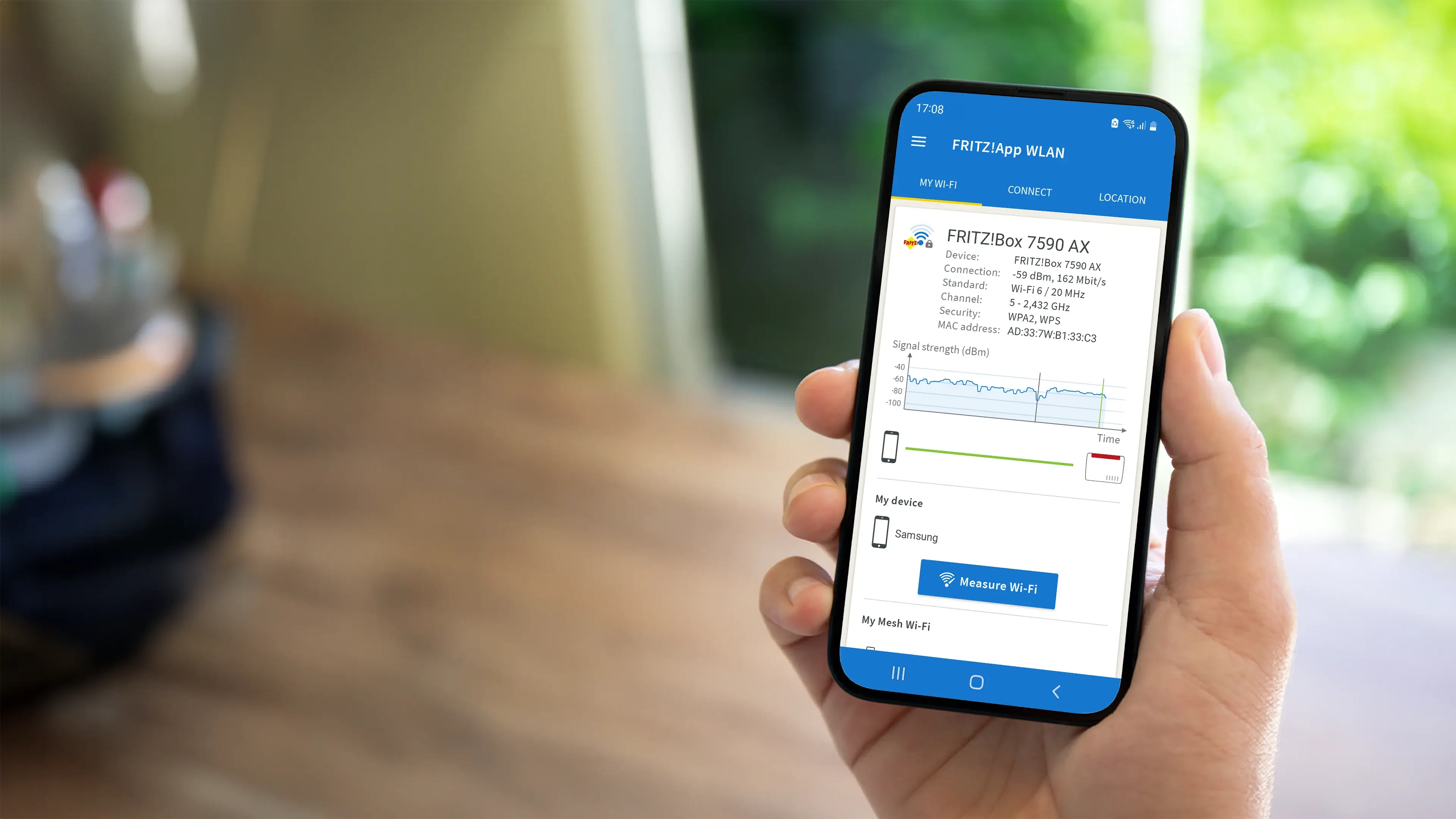 Smartphone zeigt FRITZ!App WLAN mit WLAN-Daten und Signalstärke für den FRITZ!Box 7590 AX.
