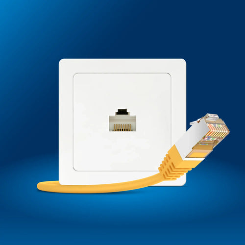 Ethernet-Anschlussdose mit gelbem Kabel auf blauem Hintergrund